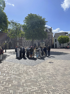 903606 Afbeelding van een groepje toeristen op het Domplein te Utrecht.